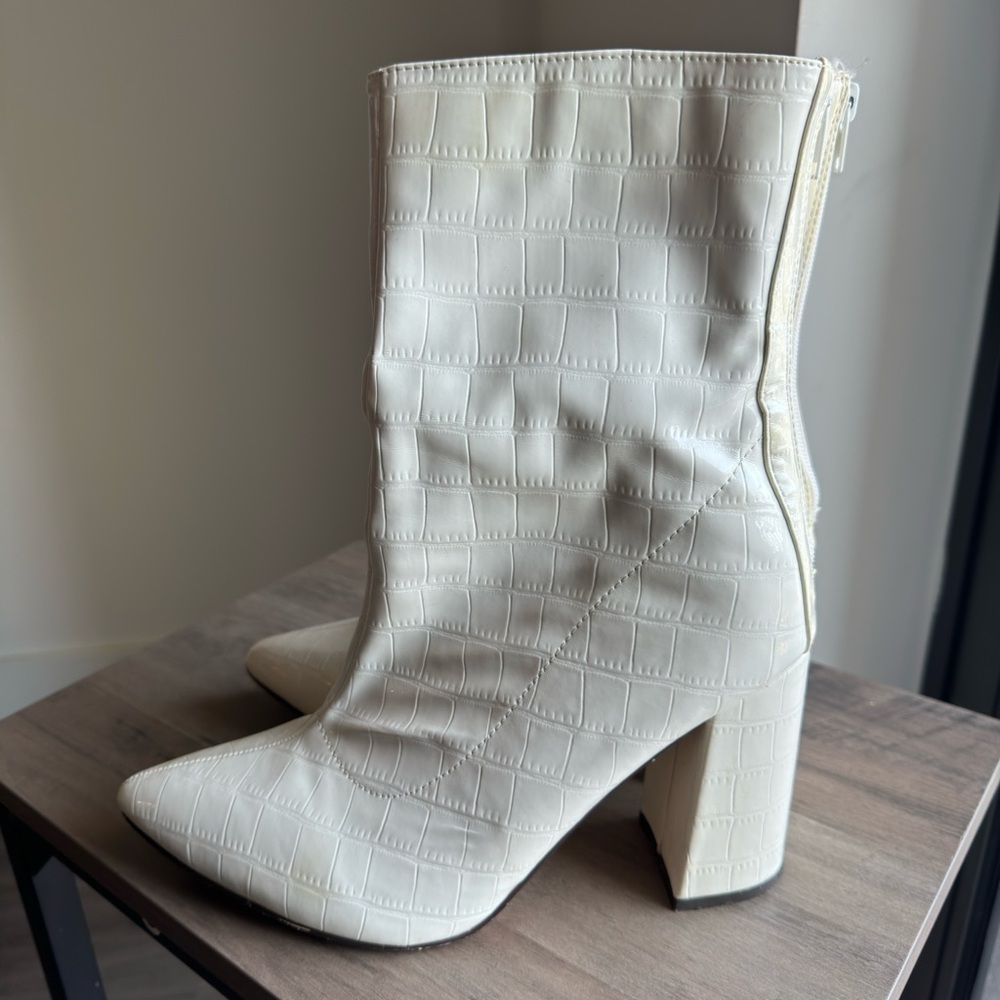 Chic white Textured Gogo Ankle Boots